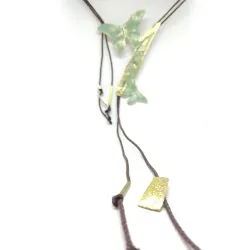 Χειροποίητο κολιέ από ορείχαλκο σε σχήμα πεταλούδας με πράσινη πατίνασε σε καφέ κορδόνι