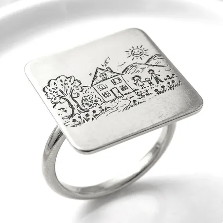 Ασημένιο δαχτυλίδι με χάραξη παιδικής ζωγραφιάς σε τετράγωνο