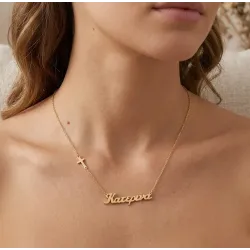Γυναικείο κολιέ με όνομα φορεμένο στον λαιμό