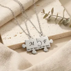 Σετ 2 Κολιέ Παζλ με Μονογράμματα & Ημερομηνία σε Επιπλατινωμένο Ασήμι
