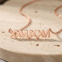 Ασημένιο ροζ επιχρυσωμένο κολιέ κομμένη ημερομηνία σε λατινική μορφή