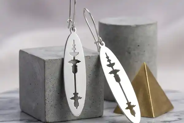 Earrings with soundwave