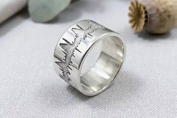 Rings with heartbeat